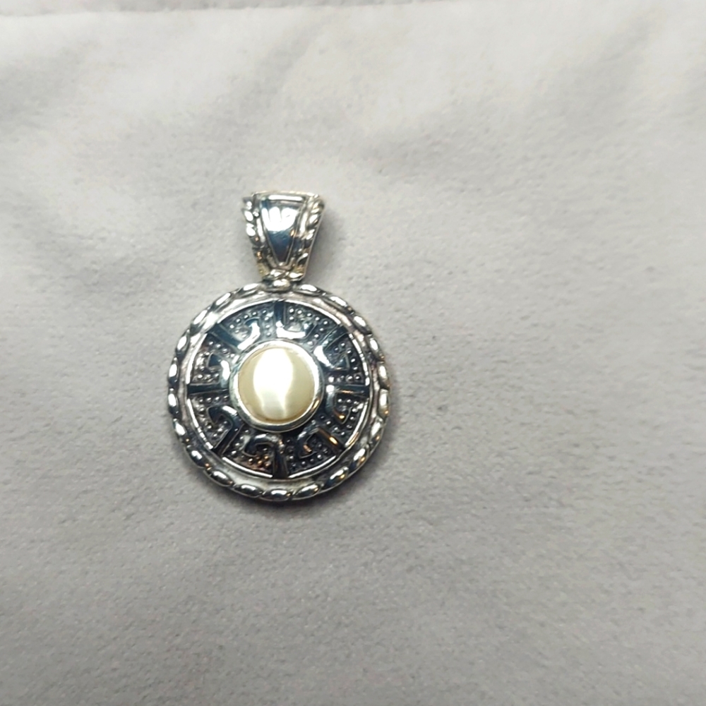 Silvertone pendant 1"